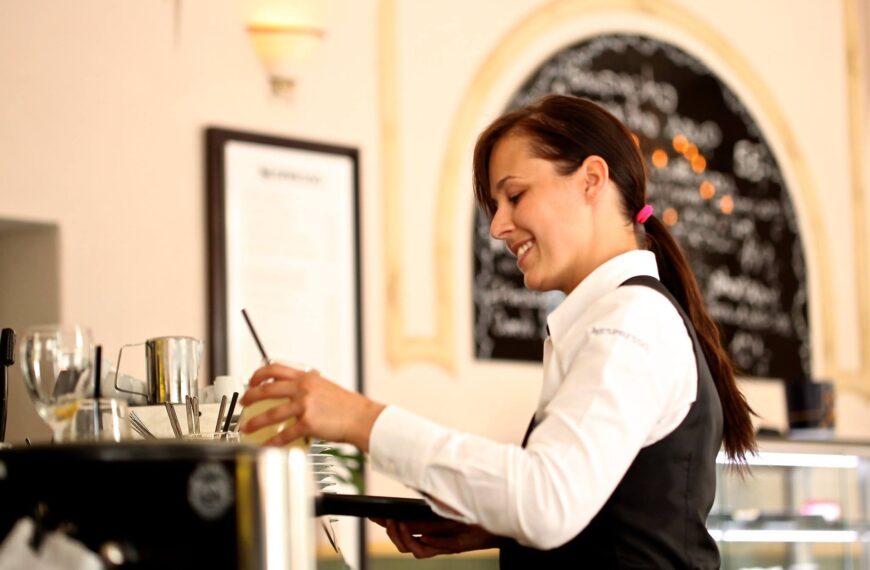 6 Reasons You Should be a Waiter/Waitress in College